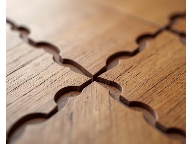 Gros plan sur un artisan travaillant sur un assemblage en queue d'aronde en bois, montrant les détails et la précision de l'artisanat.